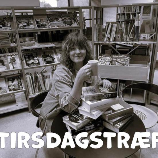 Kvinde ved bord med kaffekop og bøger