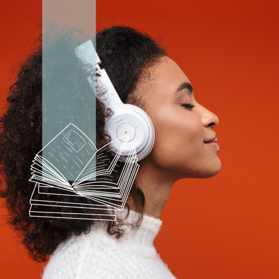 kvinde lytter til lydbog