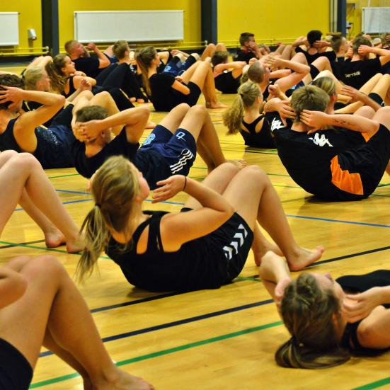 Efterskoleelever som laver gymnastik